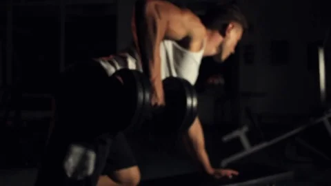 Man doing one arm dumbbell row Vidéo 77877971
