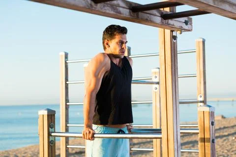 Man doing parallel bar dips Stock-Fotos