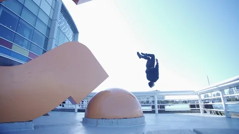 Man Doing Parkour Flips on City Sculpture Vancouver Vídeos de archivo 117650147