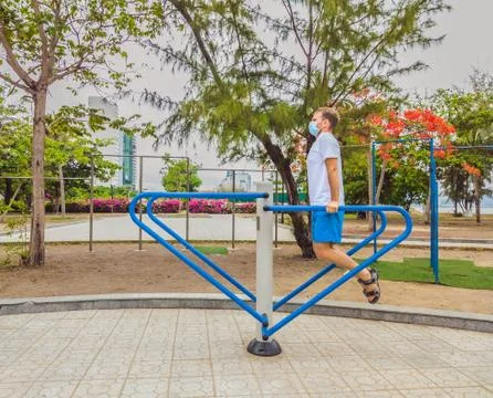 Man doing physical exercises, push ups, strength exercises, leans in empty Foto stock
