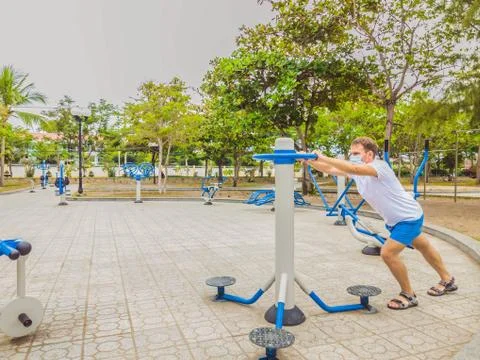 Man doing physical exercises, push ups, strength exercises, leans in empty Foto stock