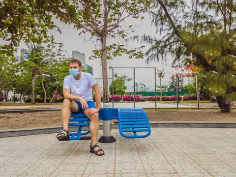 Man doing physical exercises, push ups, strength exercises, leans in empty Foto stock