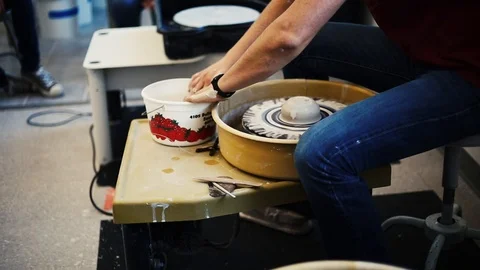Man doing pottery 動画素材 98219612