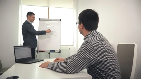 Man doing presentation for coworker Vidéo 105976288