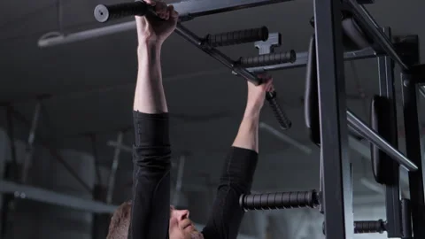 Man doing pull-ups in the gym Vidéo 312066191