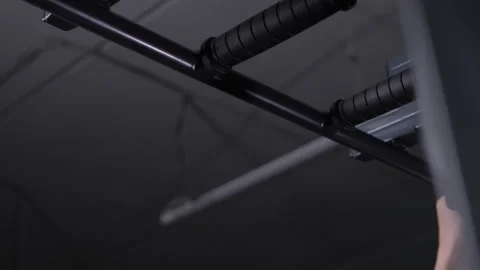 Man doing pull-ups on horizontal bar in gym close-up Vidéo 312066154