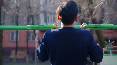 Man Doing Pull-ups Outdoors Foto stock
