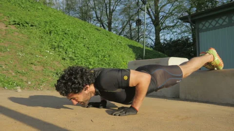 Man doing push ups Stockbeeldmateriaal 50042305