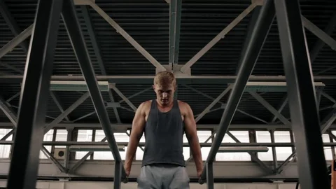 Man doing push-ups in gym 스톡 동영상 77876346