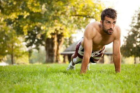 Man doing push-ups in the park Foto stock