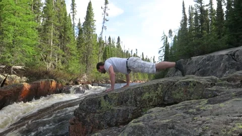 Man doing pushups 库存影片 141231635