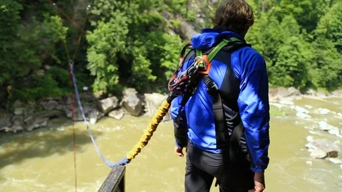 Man doing ropejumping in the middle of the woods Video stock 94499509