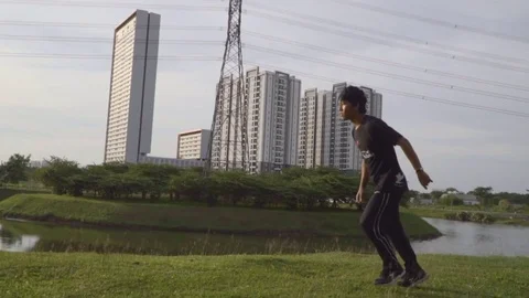A man doing run off backflip in a park 스톡 동영상 84269433