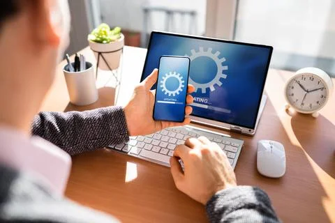 Man Doing Software Update On Mobile Phone Foto stock