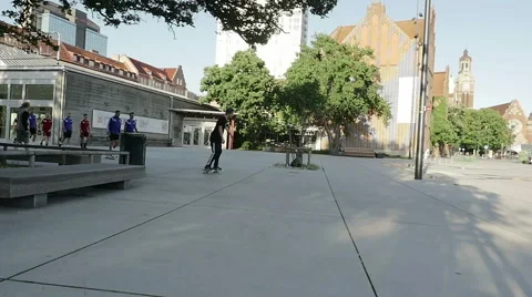 Man doing very advanced skateboard trick 96 fps  Vidéo 53049314
