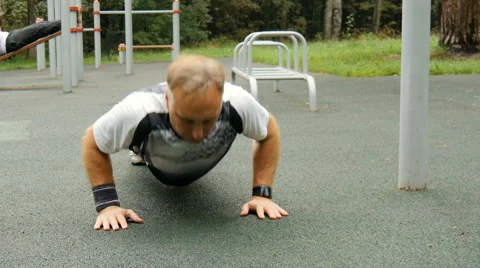 Man doing workout on the playground. Video stock 66549569
