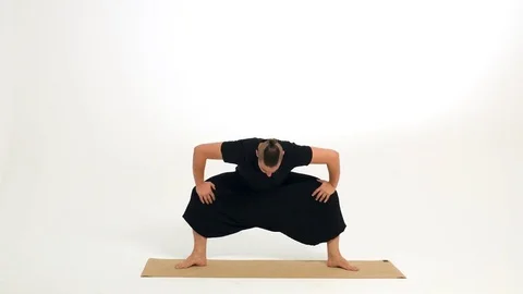 Man doing yoga Video stock 82651966