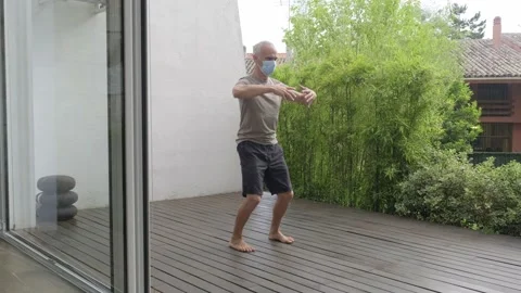 Man doing yoga with mask during coronavirus quarantine 库存影片 132976343