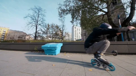 Man doint trick on inline skates jumping from the parapet Vídeos de archivo 120445768