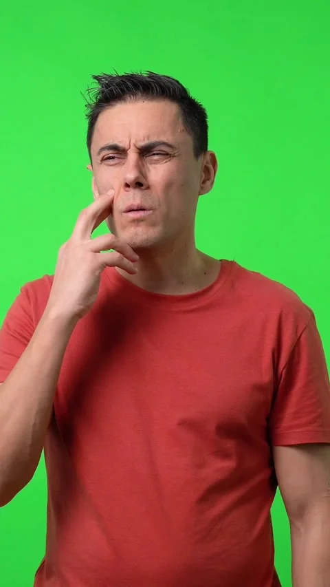 Man doubting that he does not understand something. Vídeos de archivo 245074944