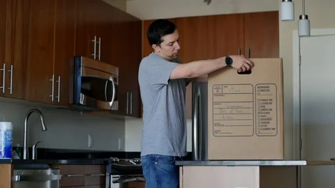 Man Downsizing and Leaving Home 스톡 동영상 205127621