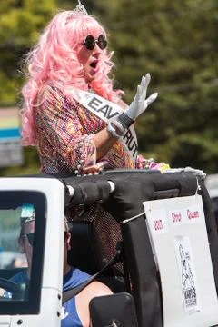 Man In Drag Waves To Parade Crowd At Atlanta Festival Foto stock
