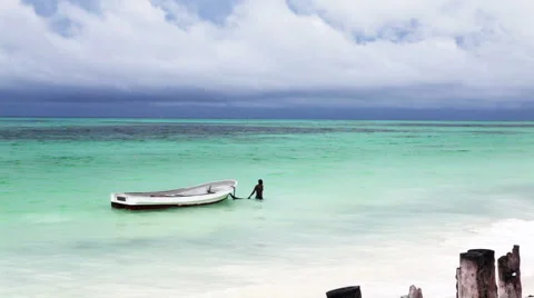 Man dragging boat Video stock 1080043