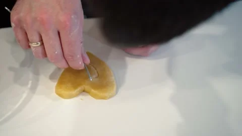 Man draw heart on cookie Vídeo Stock 147985732