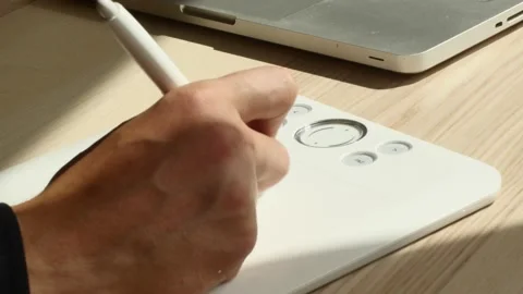 A man draws on a graphics tablet. Видео 136589314