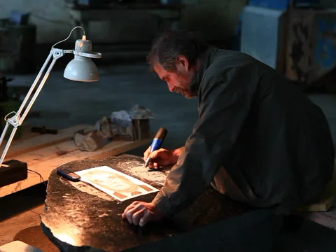 Man draws on a tombstone 스톡 동영상 41638943