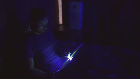 The man draws using flashlight in the dark room Vidéo 152852485