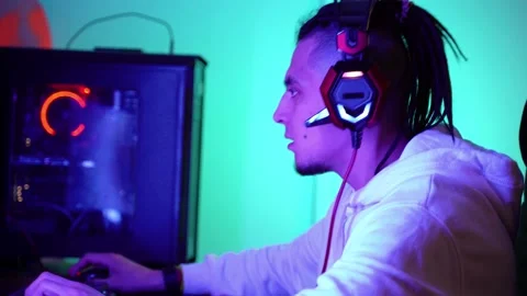 A man with dreadlocks in headphones plays the computer, loses the battle Vidéo 140379189