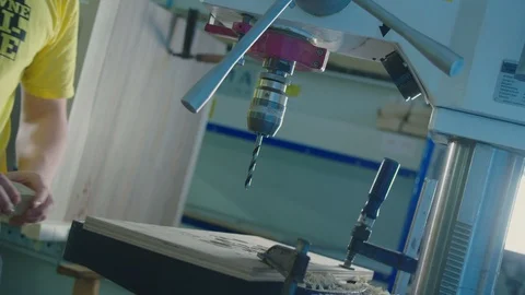 Man is drilling with drill machine 库存影片 100328758