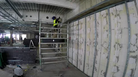 Man drilling into soffit Vídeo Stock 63468824