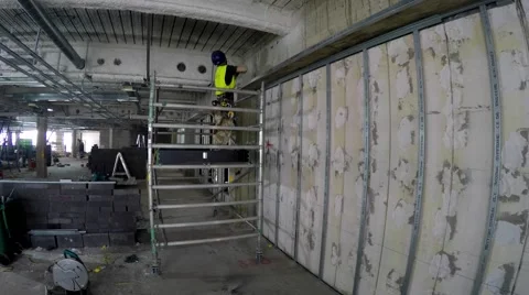 Man drilling into soffit Vídeo Stock 63877841