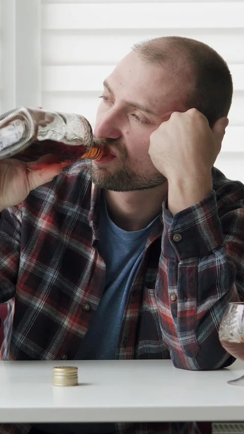Man drinking alcohol, symbolizing addiction and depression. 库存影片 329623589