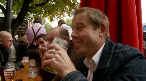 Man Drinking Beer Vídeos de archivo 43409306