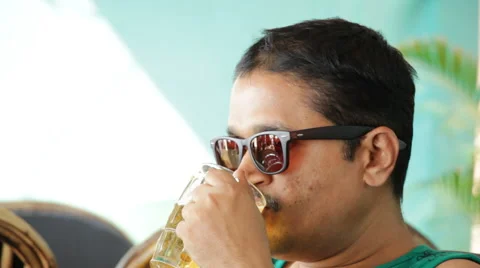 Man Drinking Beer Stockbeeldmateriaal 58635109