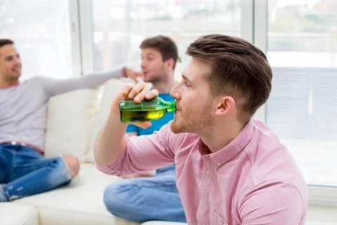 Man Drinking A Bottle Of Beer Stockfoto's