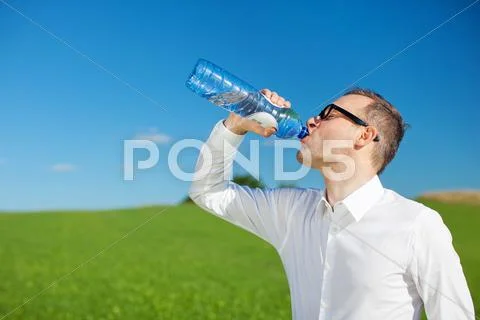 Man drinking bottled water Stock-Fotos