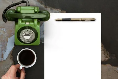 Man drinking coffee in front of paper and phone Stock-Fotos