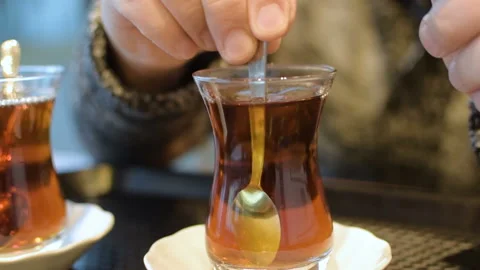 Man drinking hot tea in a cafe. Mug close up. HD Vídeo Stock 100581937