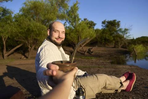 Man drinking mate with someone. This Argentinian infusion is a symbol of sh.. Foto stock