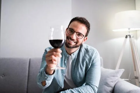 Man Drinking Red Wine In Video Conference Foto stock