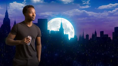 Man drinking soft drink staring at the city at night full moon light buildi.. Foto stock