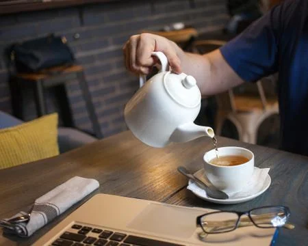 Man drinking tea in cafe Foto stock