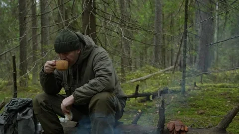 Man drinking tea in the forest Vidéo 295056181