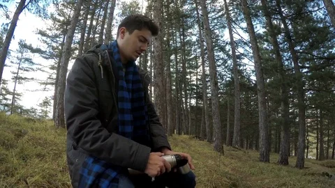Man drinking tea in forest while resting 库存影片 86736601