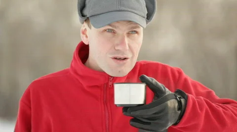 Man drinking tea outdoors in winter Stock-Footage 640474