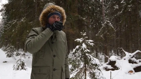 Man drinking tea in a winter forest 스톡 동영상 80077824